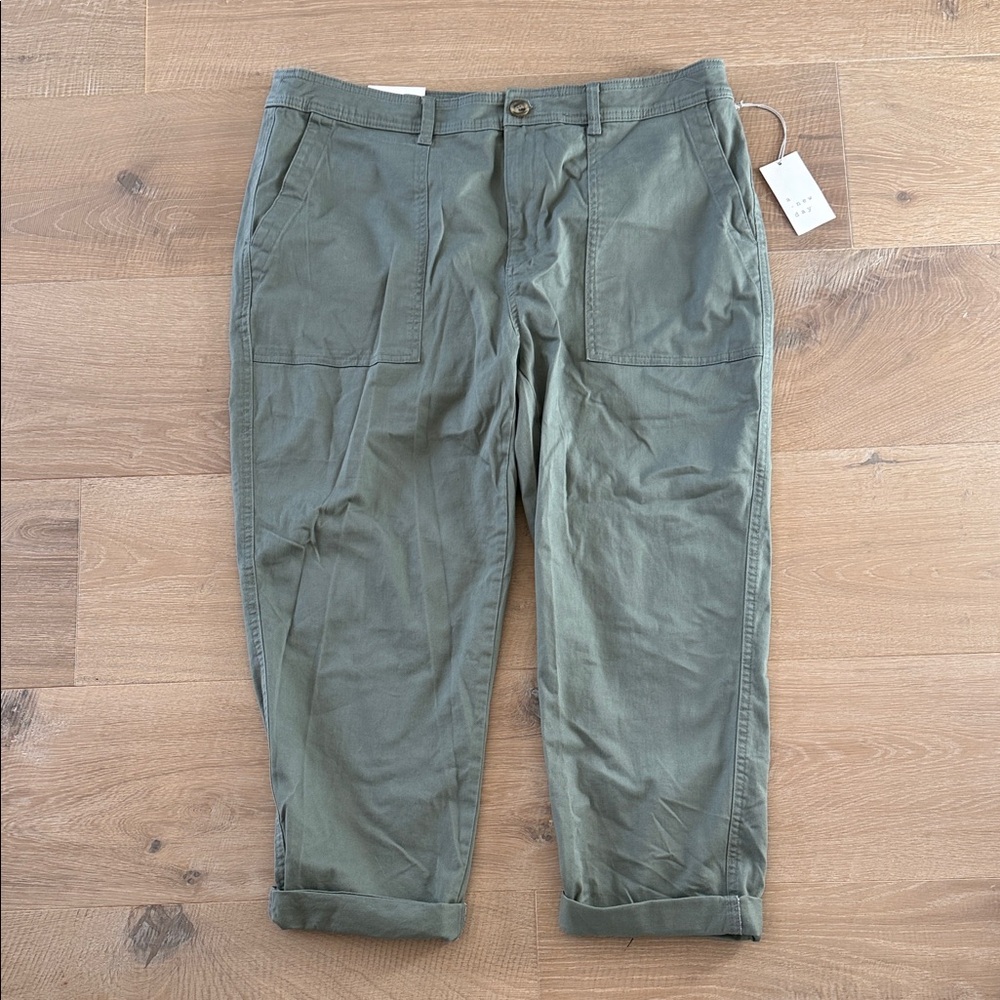 NWT Women’s Cargo Cuffed Pants in Olive